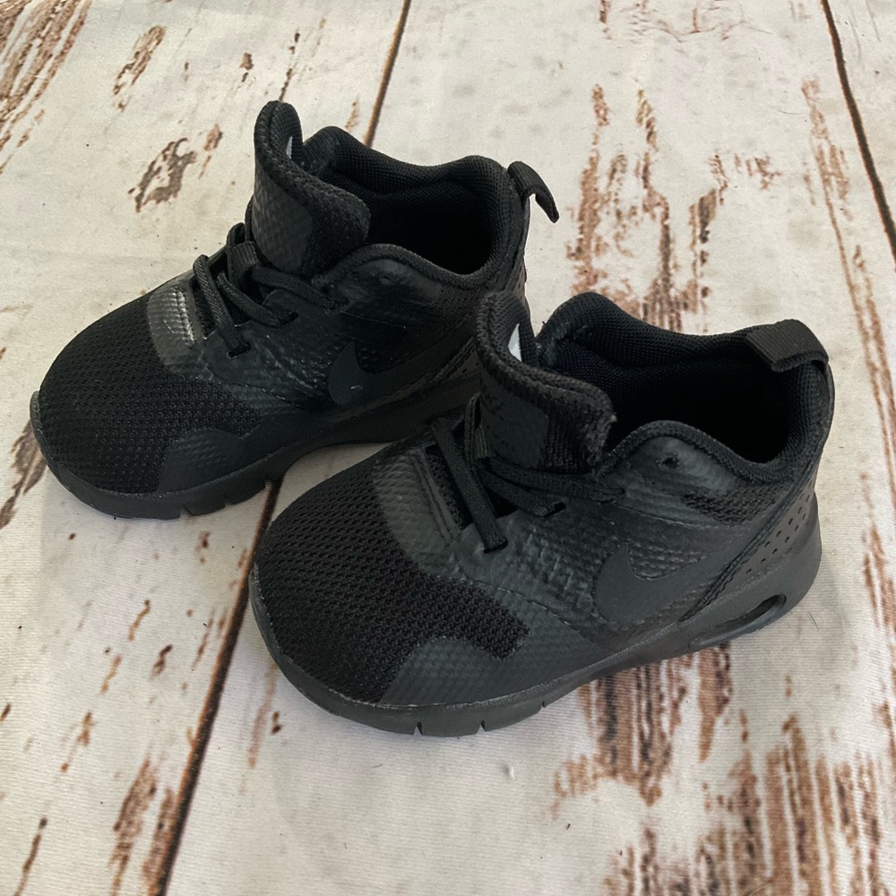 NIKE AIR MAX TAVAS SIZE 5‎